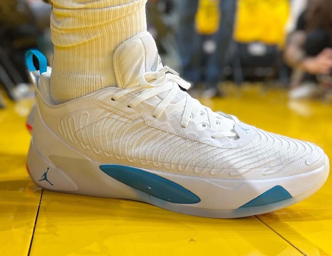 东契奇二代和锡安二代哪个好,东契奇两个版本球鞋