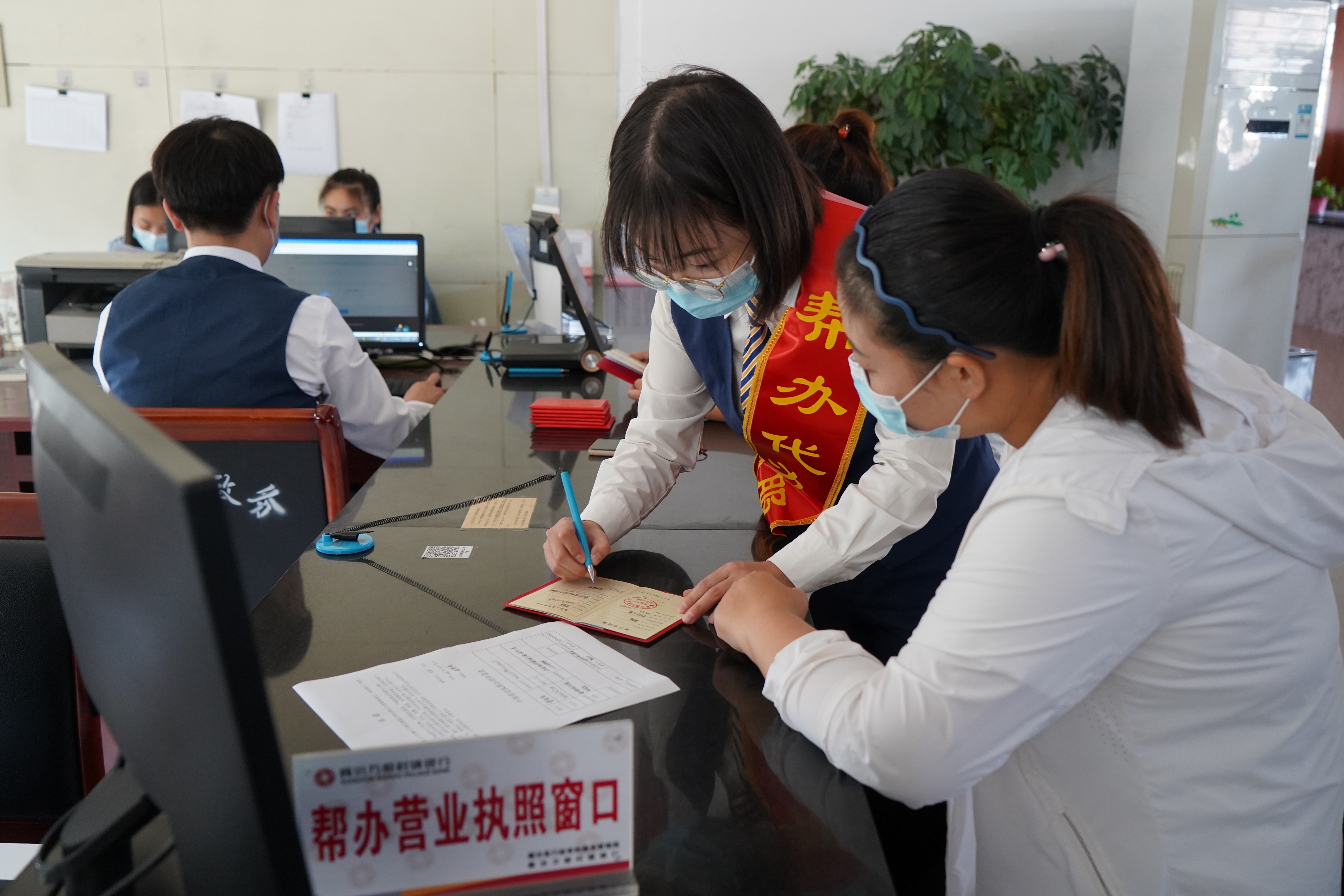 襄汾万都村镇银行新闻,服务质量诚信示范企业证书