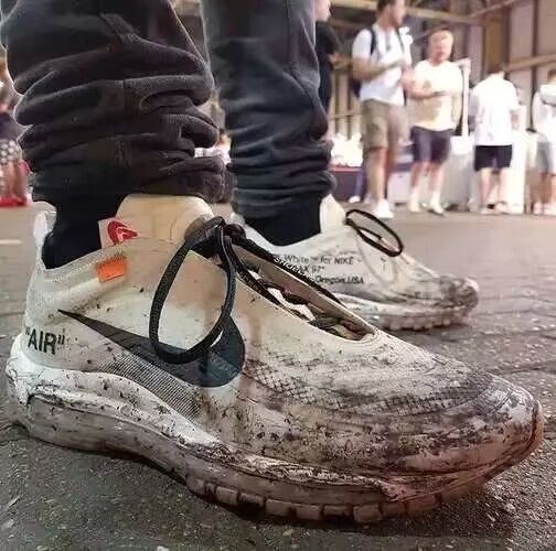 大学生洗鞋赚8万,学校学生洗鞋一个月挣好几万