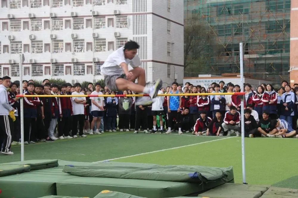 李中学子多矫健运动场上展英姿—李渡中学第四十届田径运动会纪实