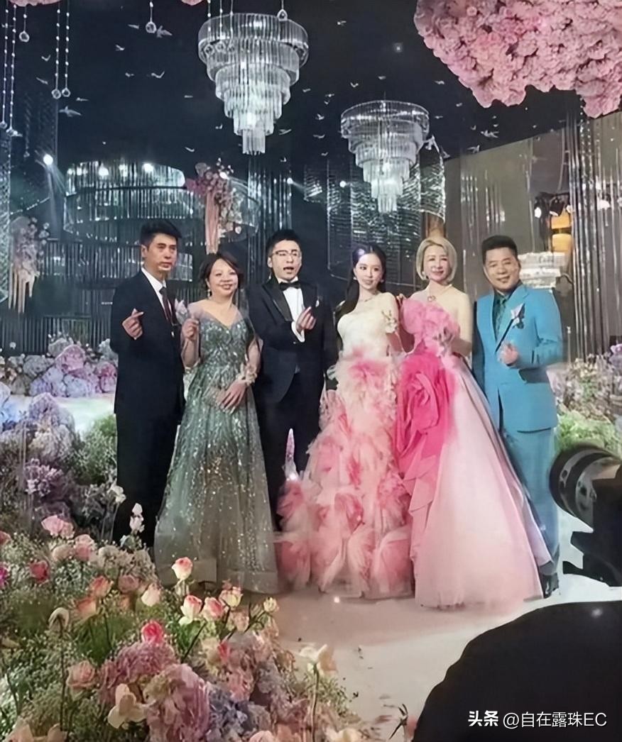 伊尔康二儿子订婚现场：新娘小腹鼓鼓如怀孕，婆婆盖过新娘