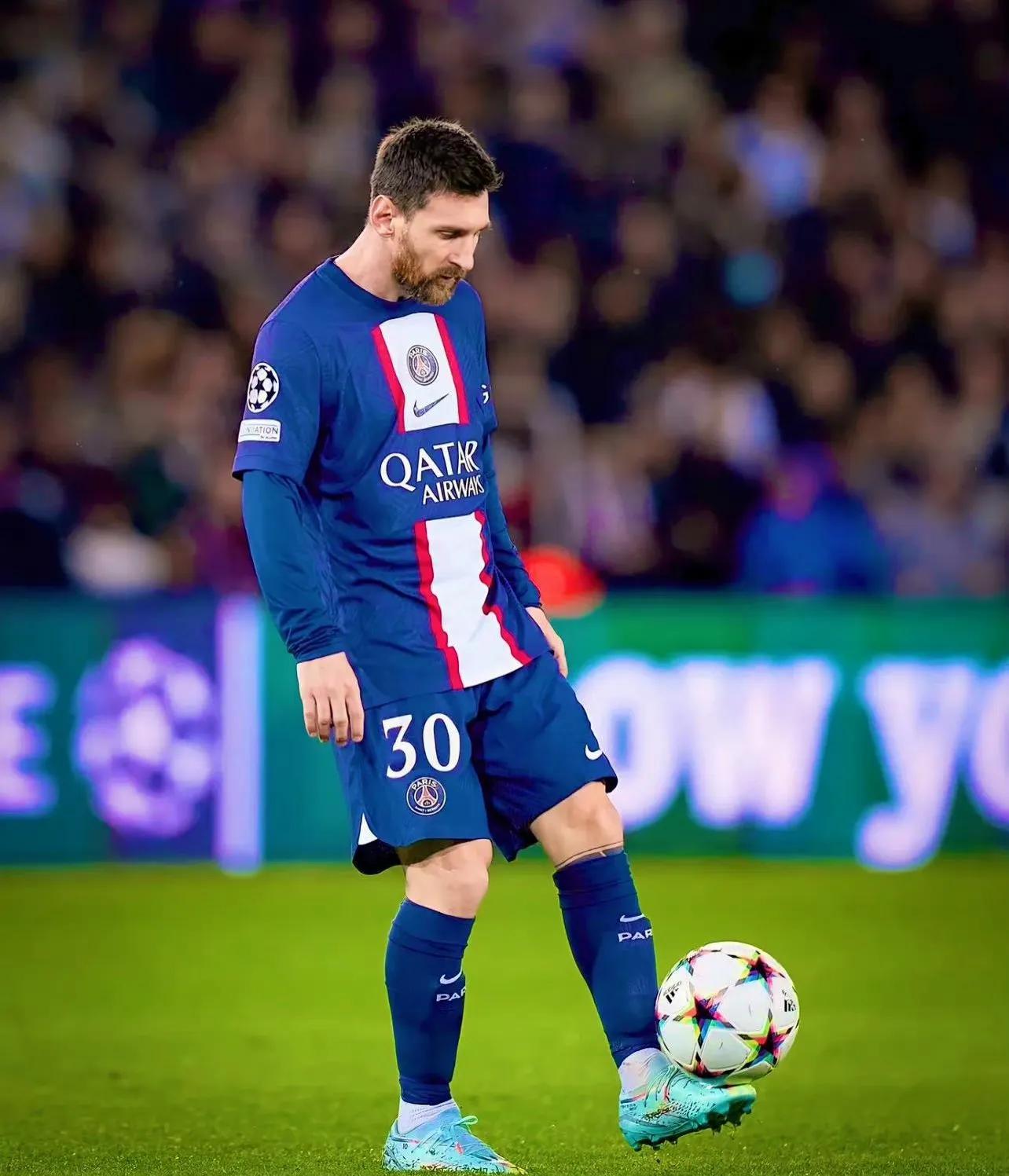 万人空巷夺冠,巴萨梅西内马尔跨栏杆出去庆祝