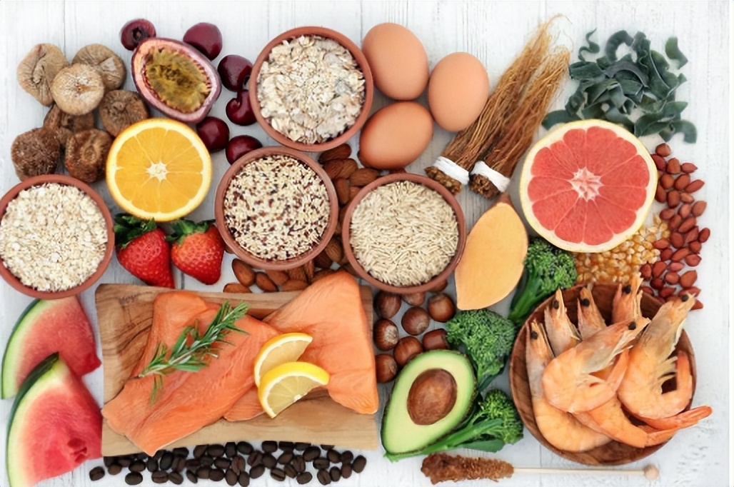 天气闷热你要记得多喝水防中暑,天气热了三步解暑方法