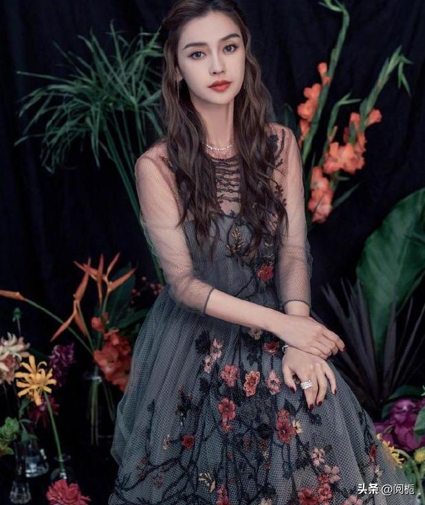 离婚不到一年，吃完黄晓明“红利”的杨颖，又回到了她的“怪圈”