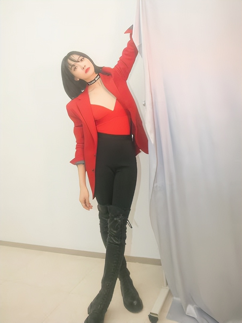 赵露思坐姿瑜伽裤穿搭,穿瑜伽裤上街合适吗