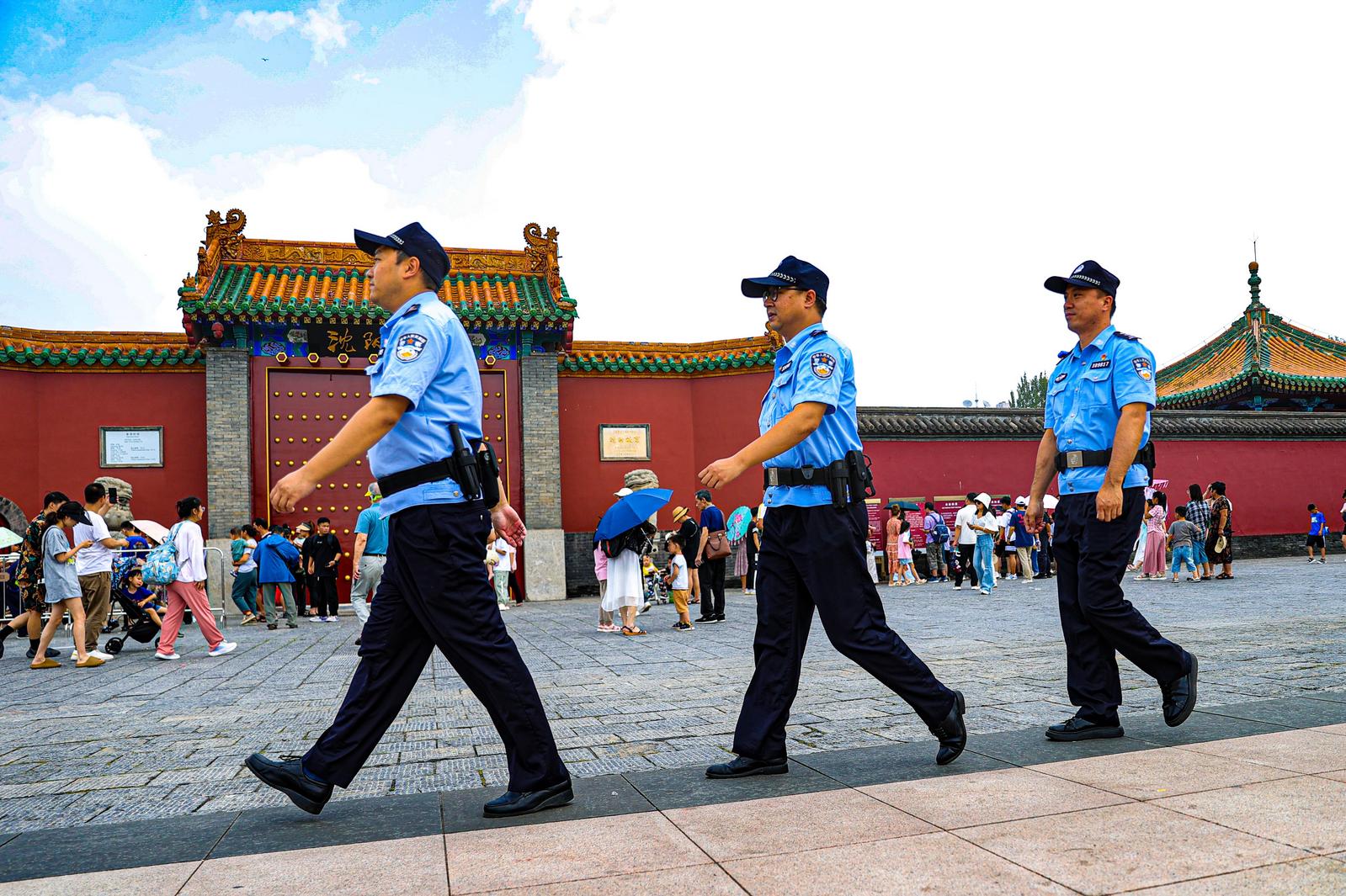 高温下,守护中街火热“烟火气”——来自沈河公安分局皇城派出所执勤岗的近距离观察