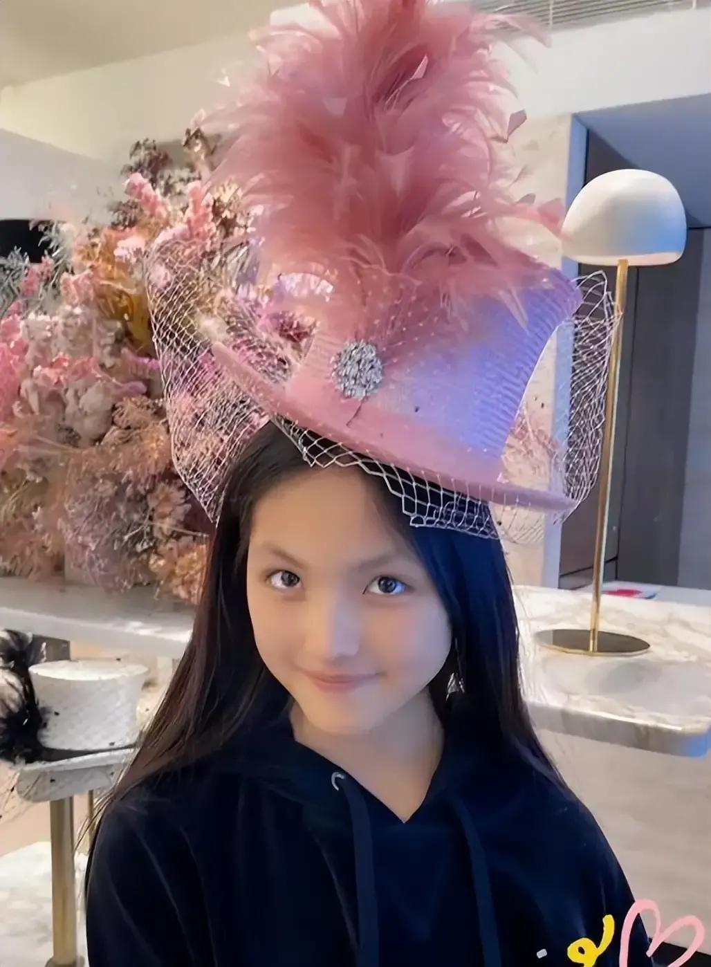 李湘女儿包包多少钱,李湘的女儿背名牌包包