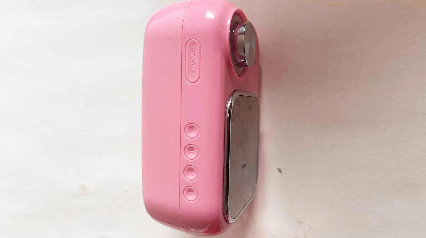 外形像移动电视，旋转滑轮按钮能听广播，这款国产收音机很好用