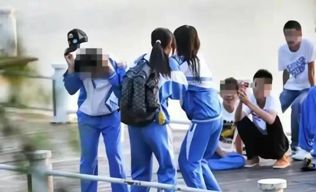 13岁女孩遭残忍施暴10小时,被扒光扔草地羞辱,家属收到被虐视频