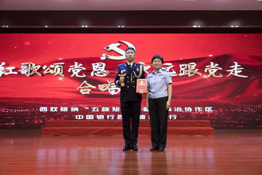 以深情的歌声向党的生日献礼,嘹亮的歌声向党献礼