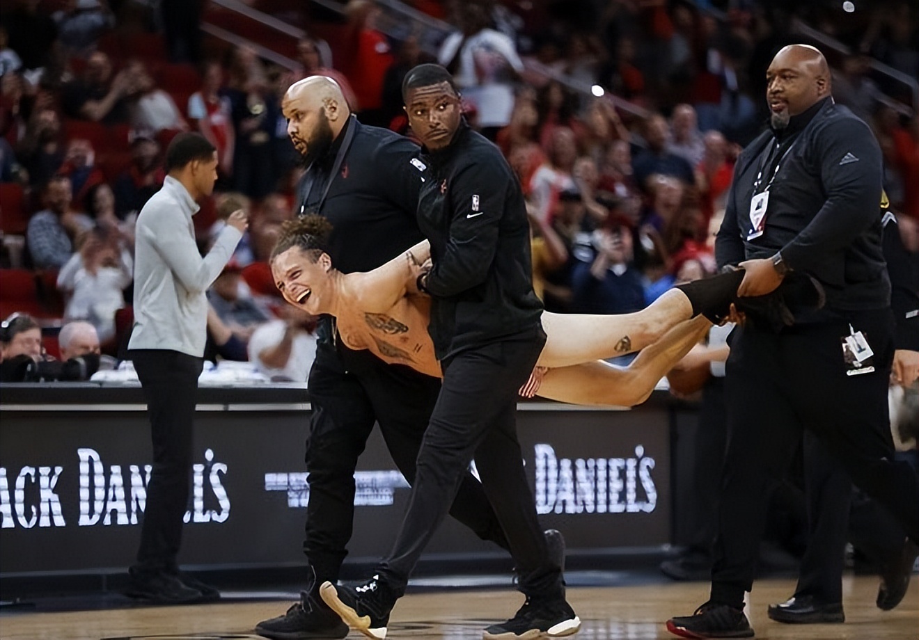 国王的新衣！火箭主场惊现裸奔男子，保安将其扑倒迅速抬走