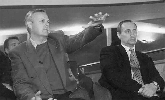 普京出任总统当晚视频,普京当选总统后流泪讲话视频