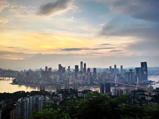 多山的重庆，是如何弯道超车肥沃平坦的成都的？