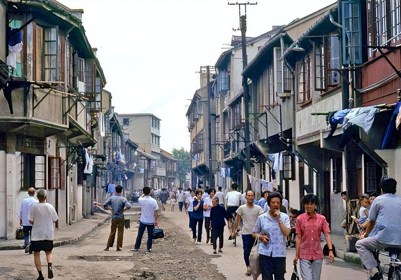 一百块在不同的年代可以买什么，到如今得花多少钱才能买到？