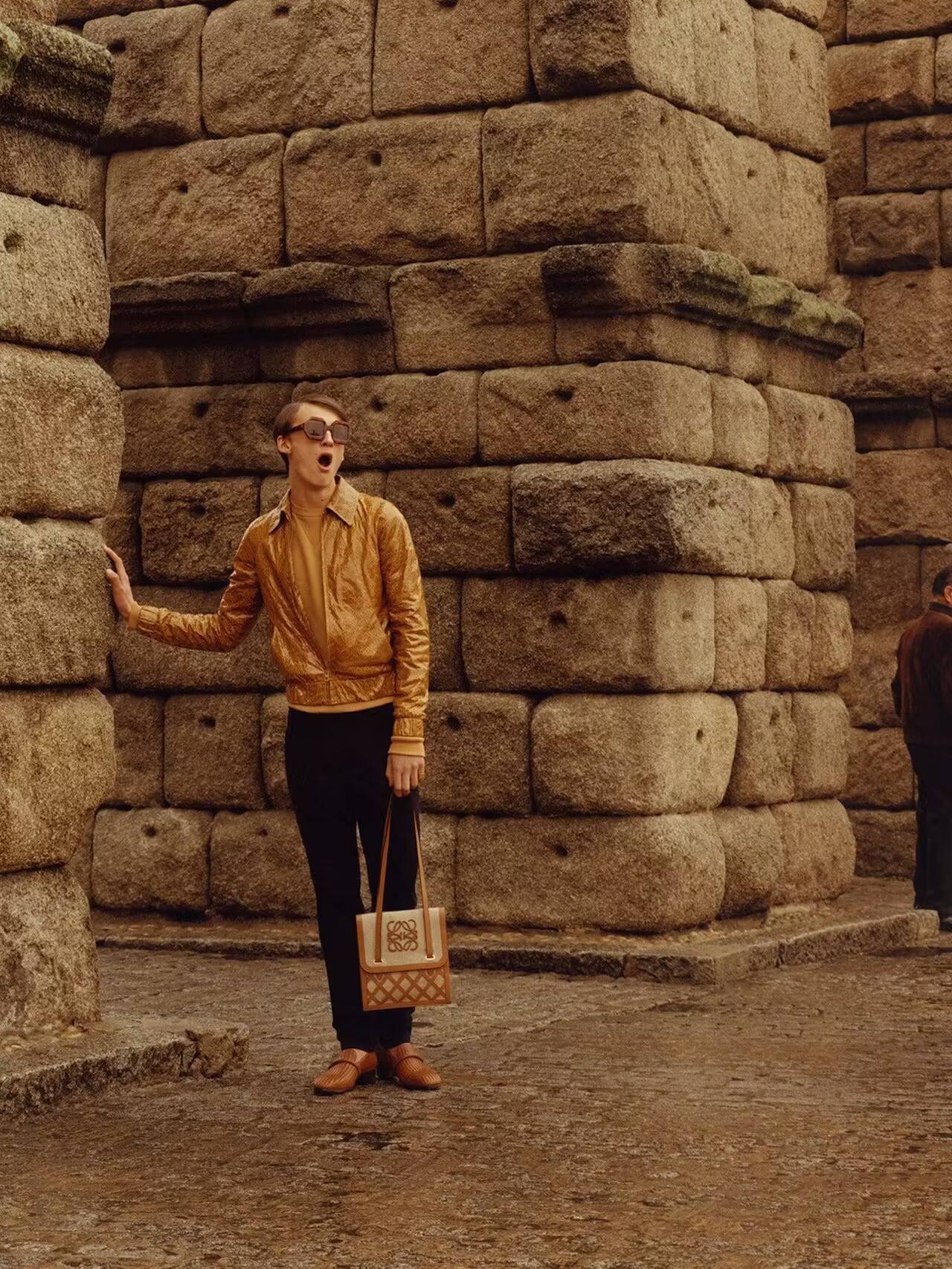 全网在找的Loewe2015男包