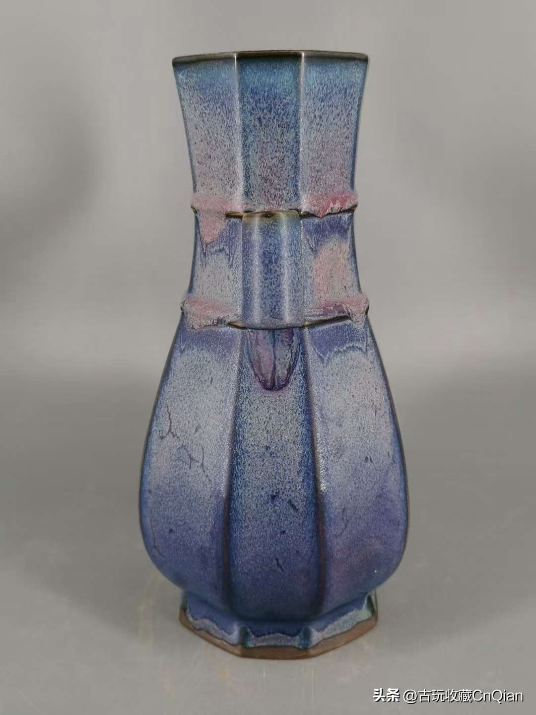 清雍正钧窑贯耳瓶真品图片,馆藏宋钧窑玫瑰紫釉连座瓶