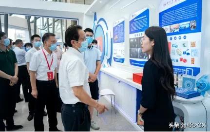 00后女生读创业营收1800万,女大学生边读书边营收1800万