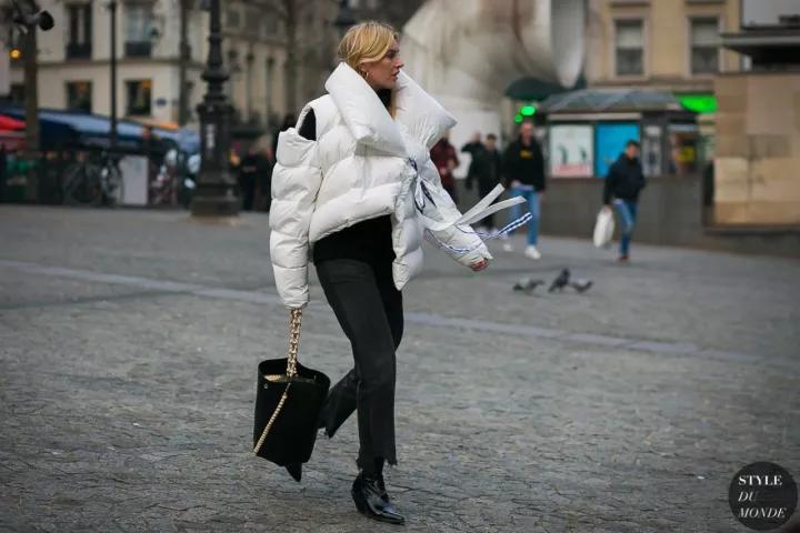 怎么洗发黄的羽绒衫,白色羽绒服洗了会发黄怎么回事