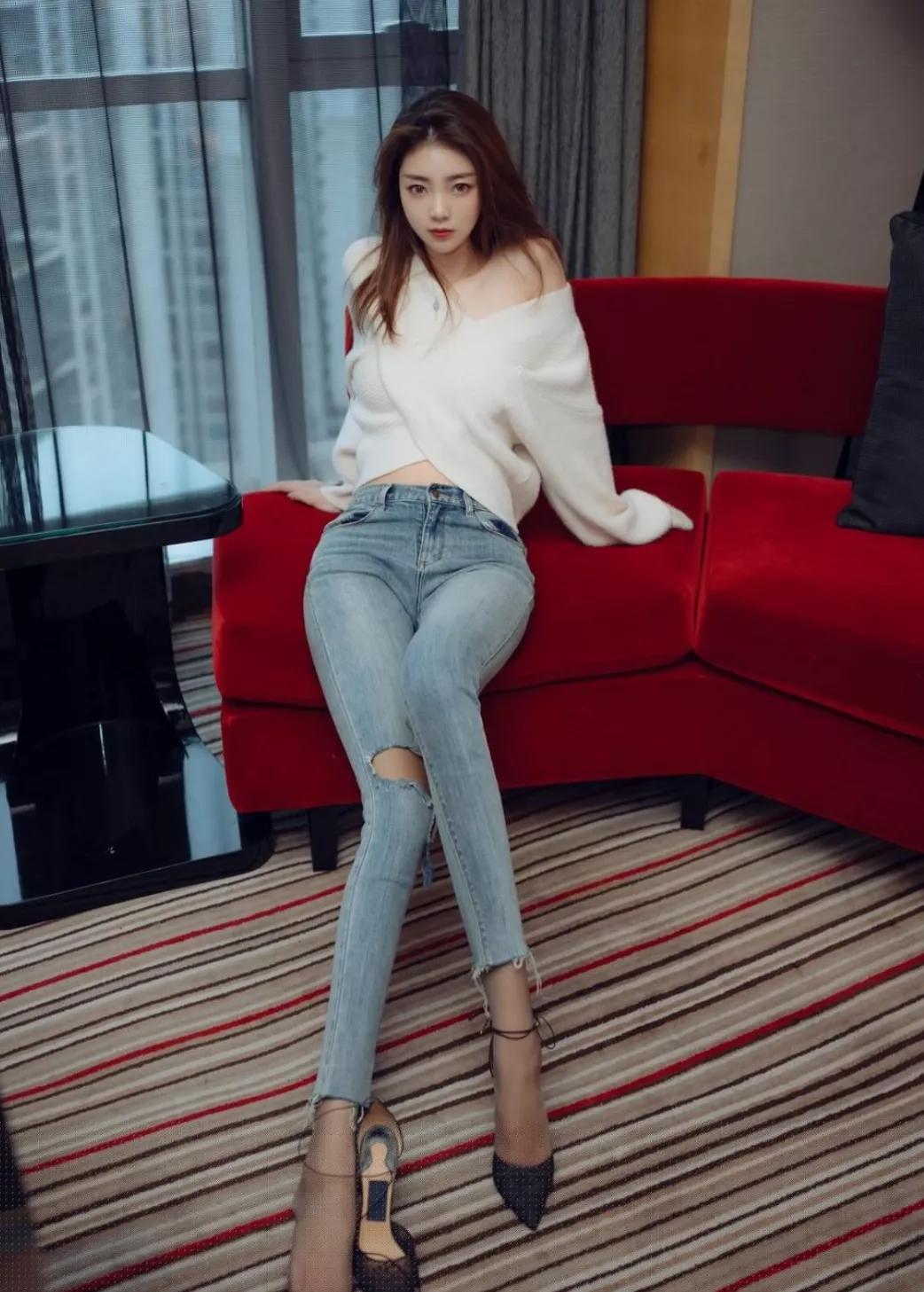 浅色漏洞牛仔裤搭配宽松白色上衣,浅色显身材牛仔裤搭配