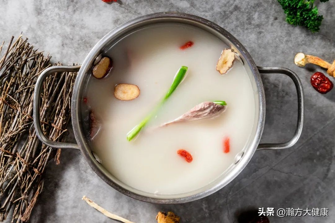 宝宝抽搐翻白眼和惊吓有关吗,一周宝宝突然抽搐翻白眼什么原因