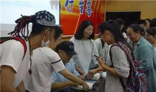 余华和莫言关系怎么那么好,从作家余华到网红余华