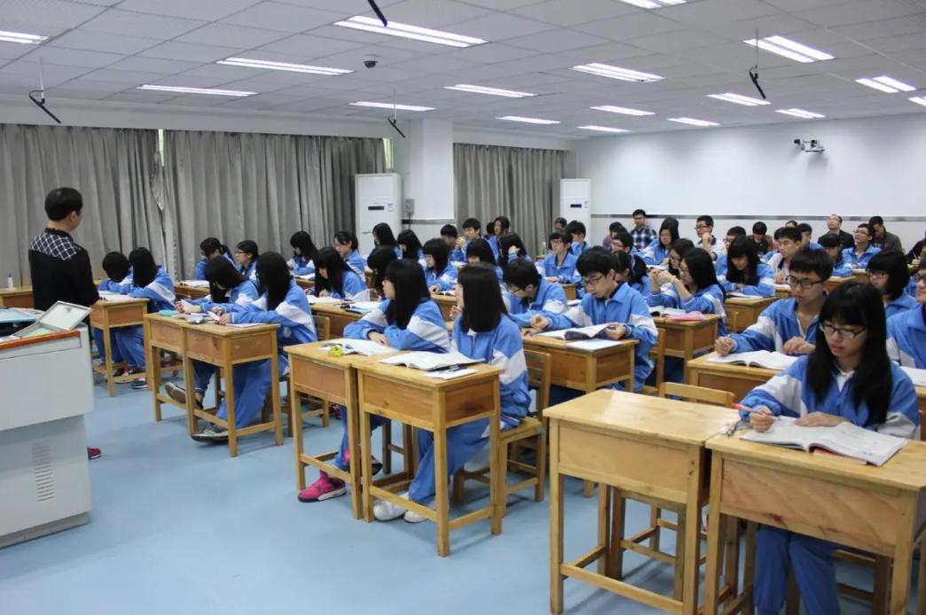 来自东北农村的机械师方力频，立志研发利国神器，拒绝卖给老美