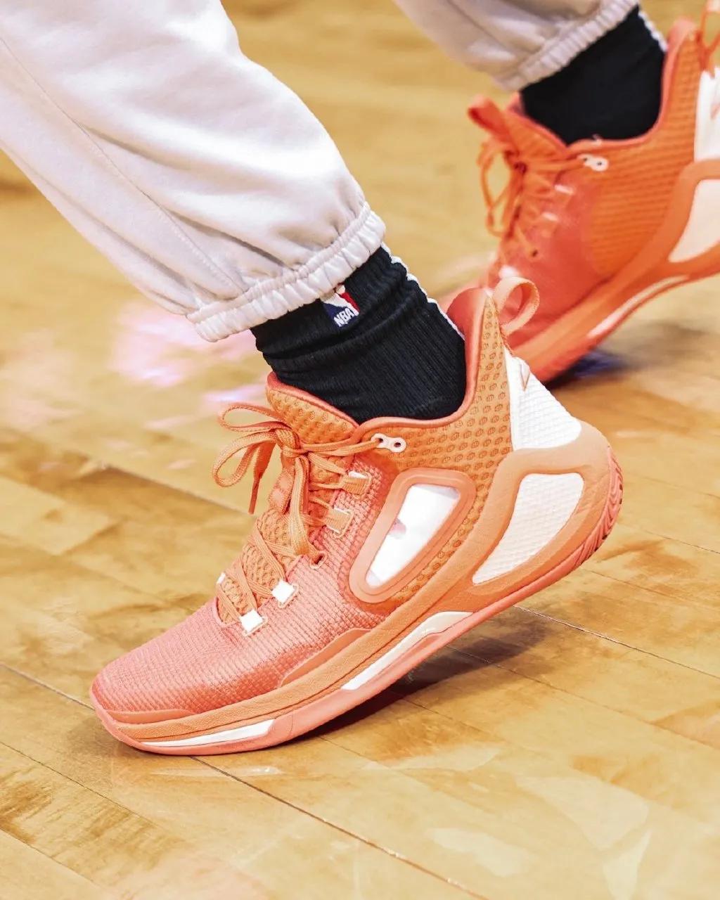 nba球员上脚詹姆斯20,nba球星上脚球鞋詹姆斯18low