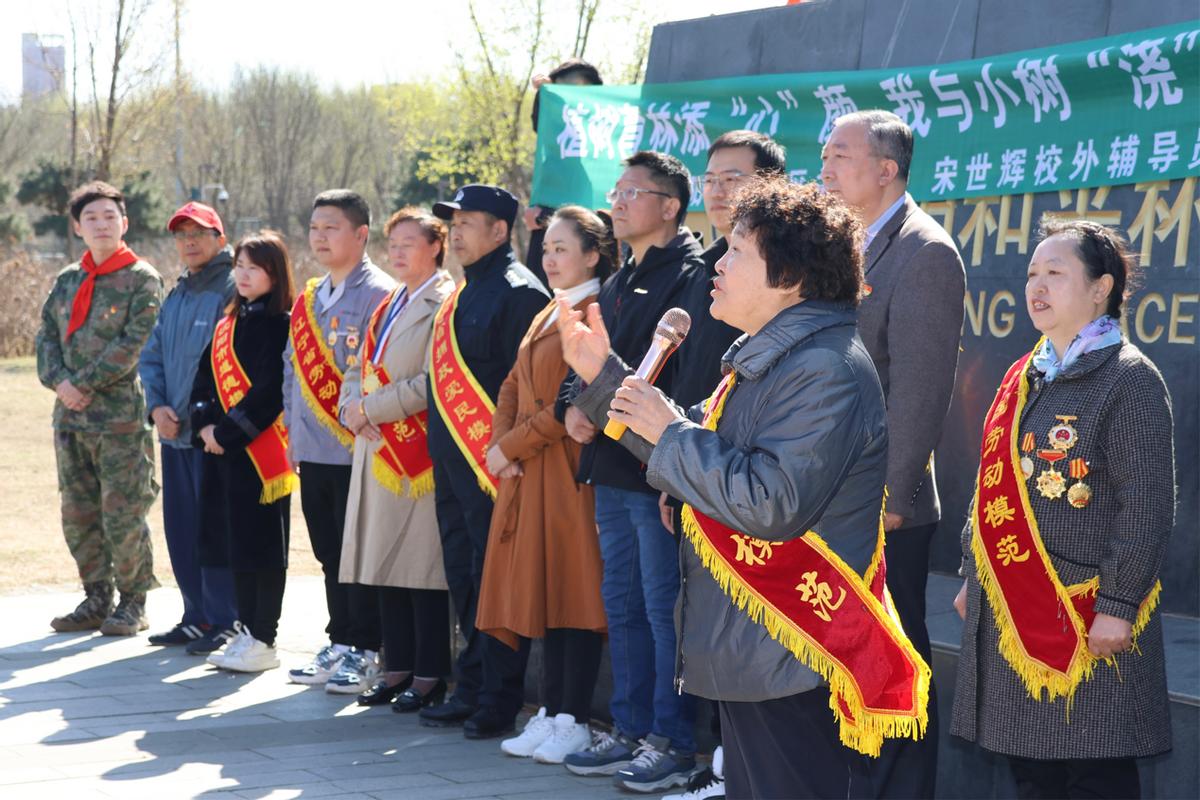 开展植树活动,植树节村组织植树活动
