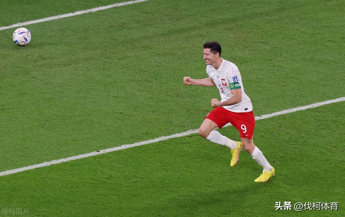 足坛十大神锋之莱万,波兰神锋莱万