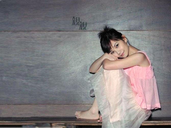 孙燕姿凭什么和周杰伦媲美,能打败周杰伦的只有孙燕姿