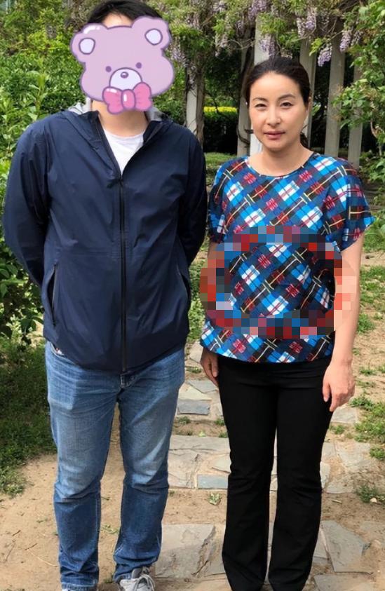 女人别总穿黑色这4种裤子减龄,等你老了也尽量别穿这几种衣服