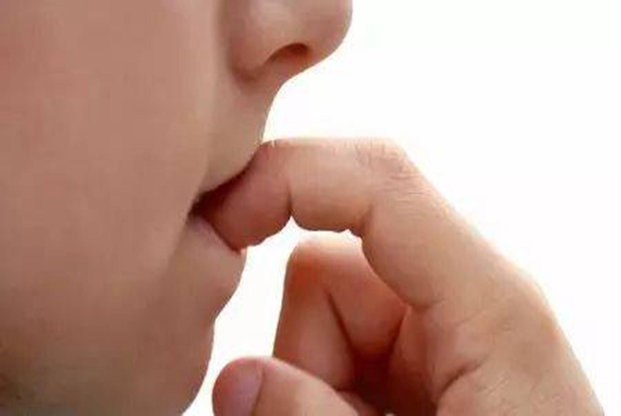 孩子爱吃手咬人咬指甲怎么办,孩子总咬手指甲和东西