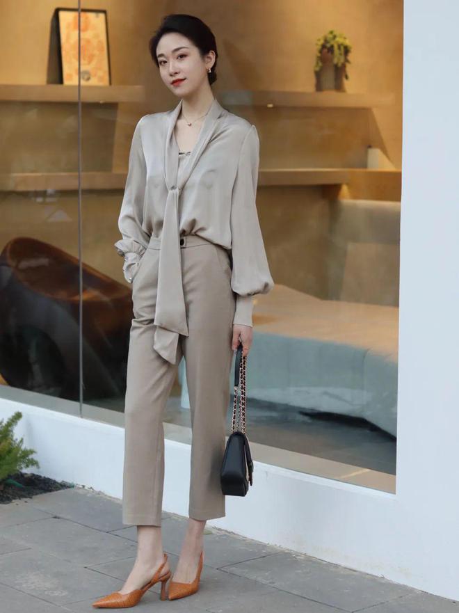 中年女性怎么穿的减龄又有职业感,中年女人减龄的穿搭
