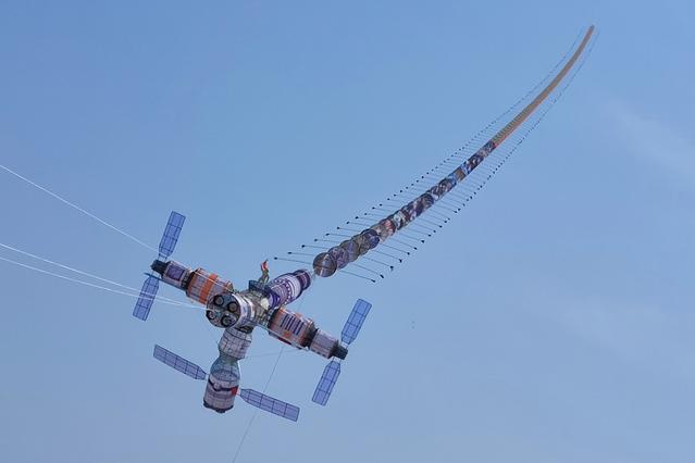 【原创】银线连四海风筝传友谊