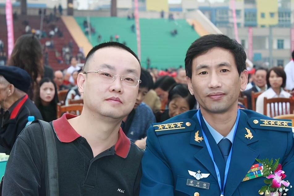 万米高空突然没油，中国试飞员放弃跳伞求生，8分钟避免上亿损失