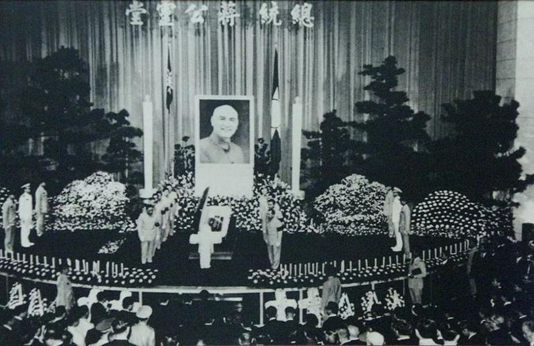 蒋介石为什么至今仍未下葬？入殓还穿七条裤子，多年以后才知原因