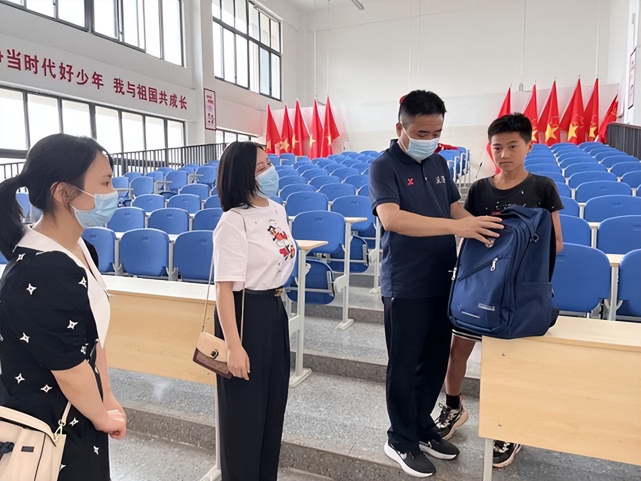 团委开展六一关爱贫困儿童活动,社区六一儿童节慰问残疾儿童