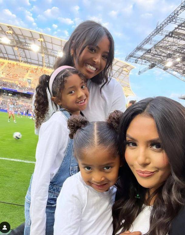 恭喜瓦妮莎!NBA科比球衣拍卖,高达3938万,历史第二贵,难理解