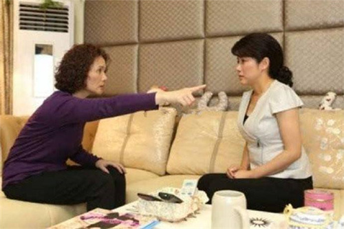 长沙38岁懒惰女子，屎盆子放床边堆满不清理，吃喝婆婆端嘴边