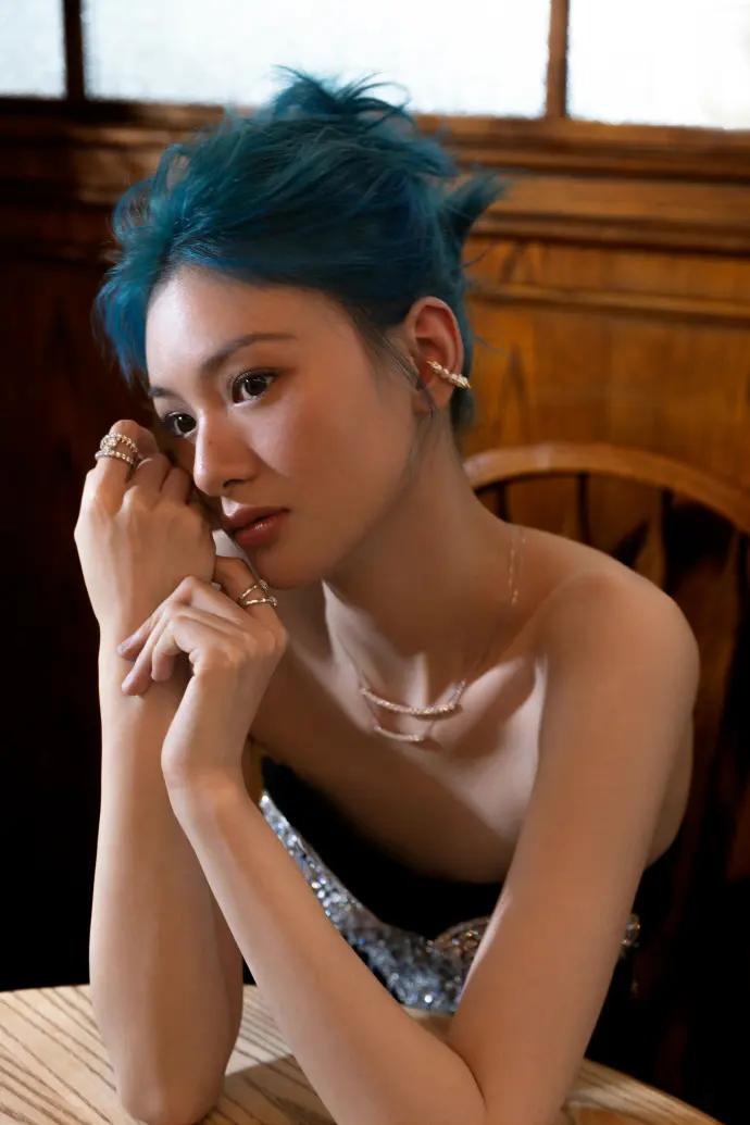 27岁新秀太大胆！穿爱心“肚兜”皮肤白皙，背绑蝴蝶结显好身材