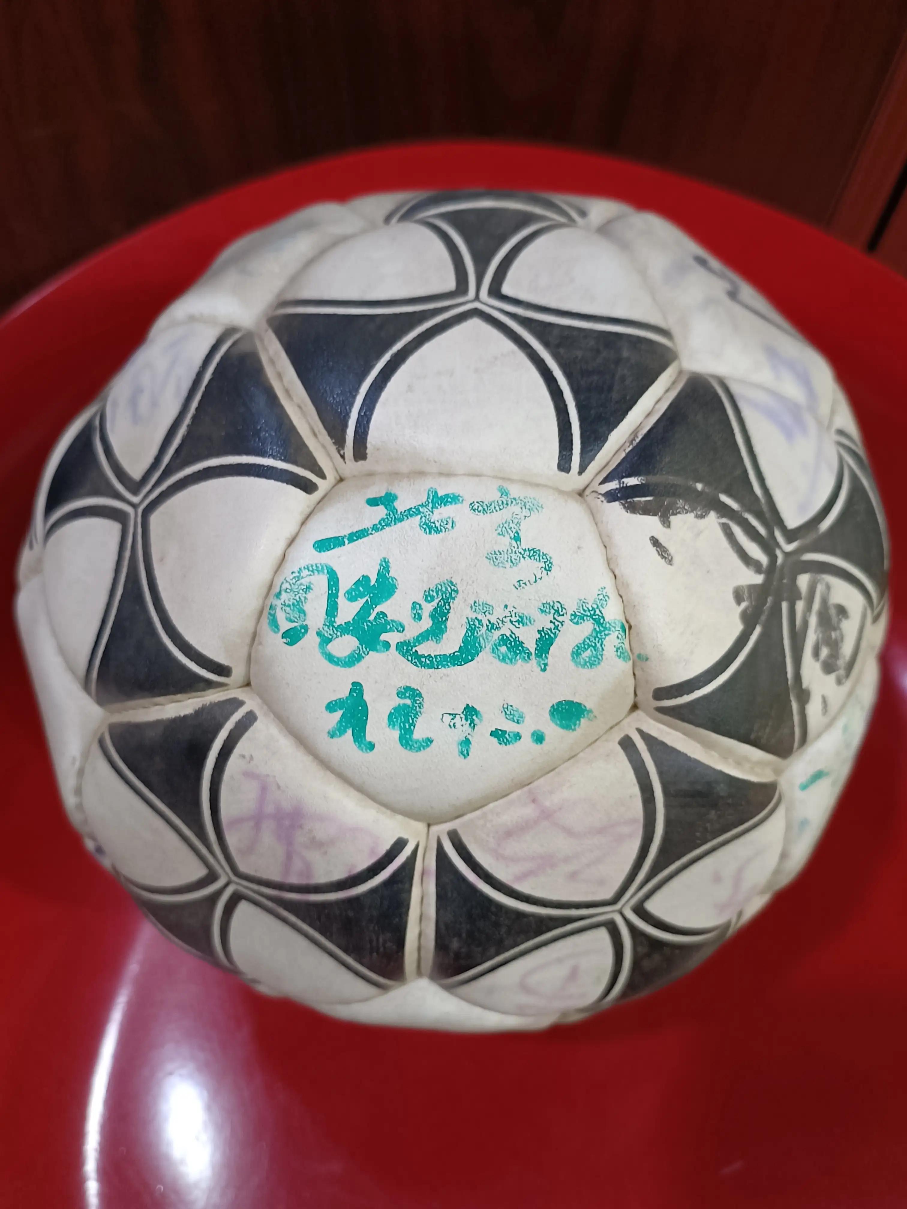 足球队亲笔签名球衣,足球队遗憾的名字