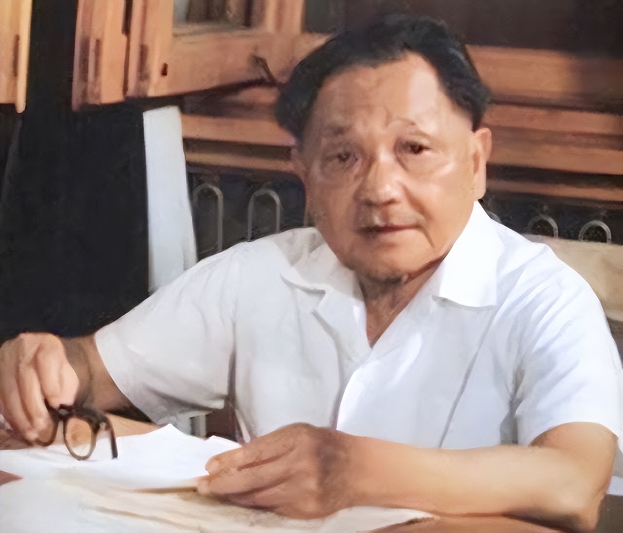 1977年美国务卿访华，谈及台湾问题时邓公放话：只给你们两个选择