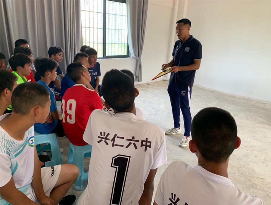 贵州青少年足球夏令营,黔西南州青少年足球队前往英国