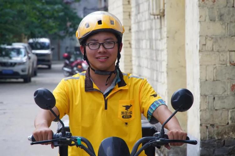 外卖小哥每天8小时月入1万,外卖小哥打工一个月能赚多少钱