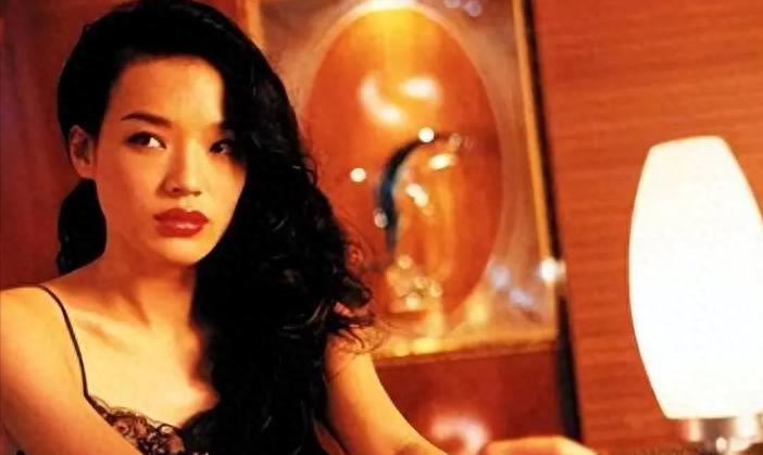 10岁全裸出镜，20岁声称自己仍是处女，“美国舒淇”的裸照风波