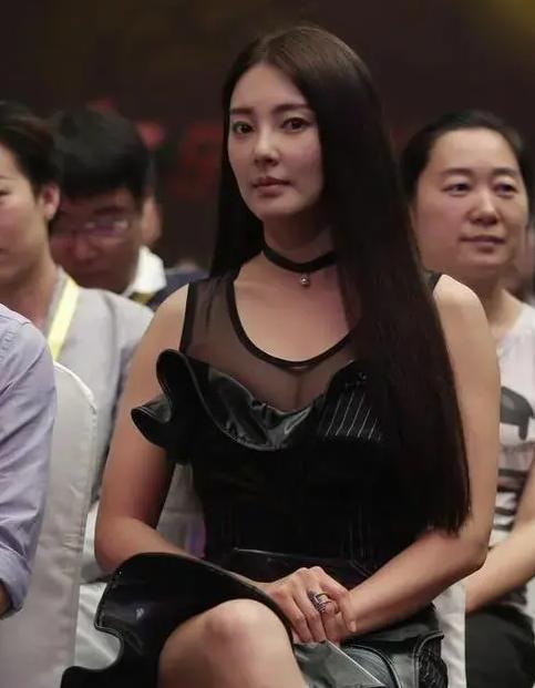 张雨绮身姿曼妙美到让人窒息,张雨绮惊艳写真动态