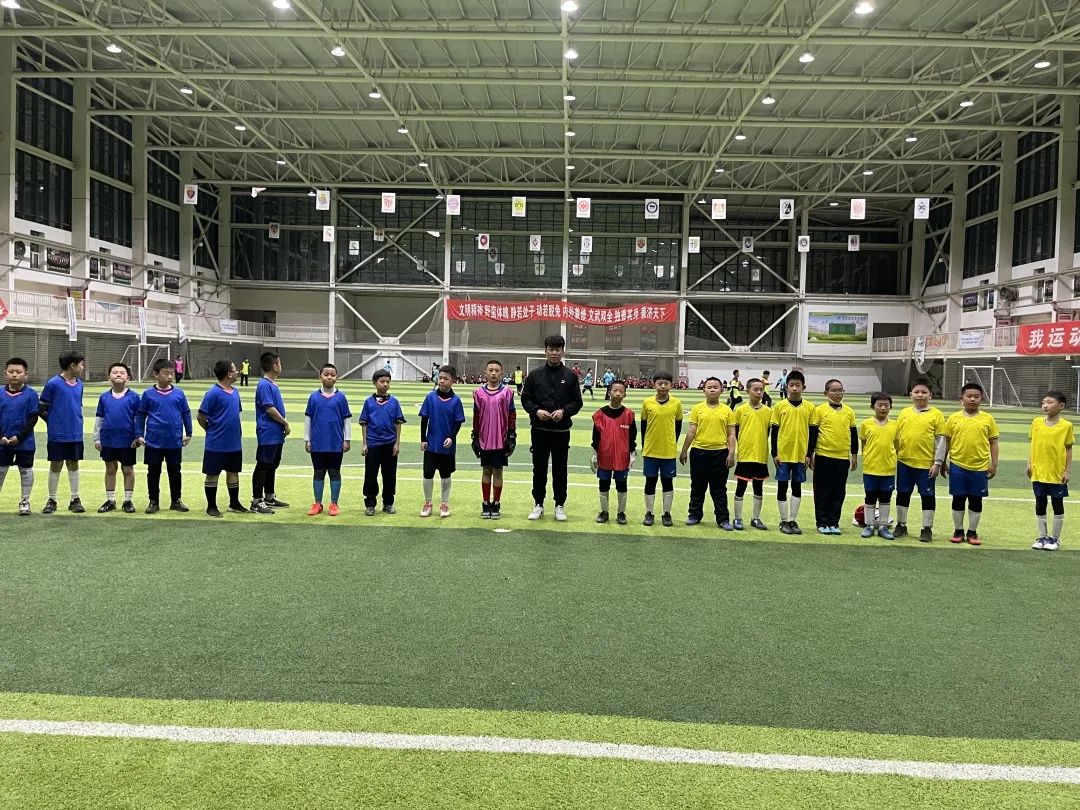 包头市青山区小学足球比赛,驰骋绿茵球场圆中国足球梦