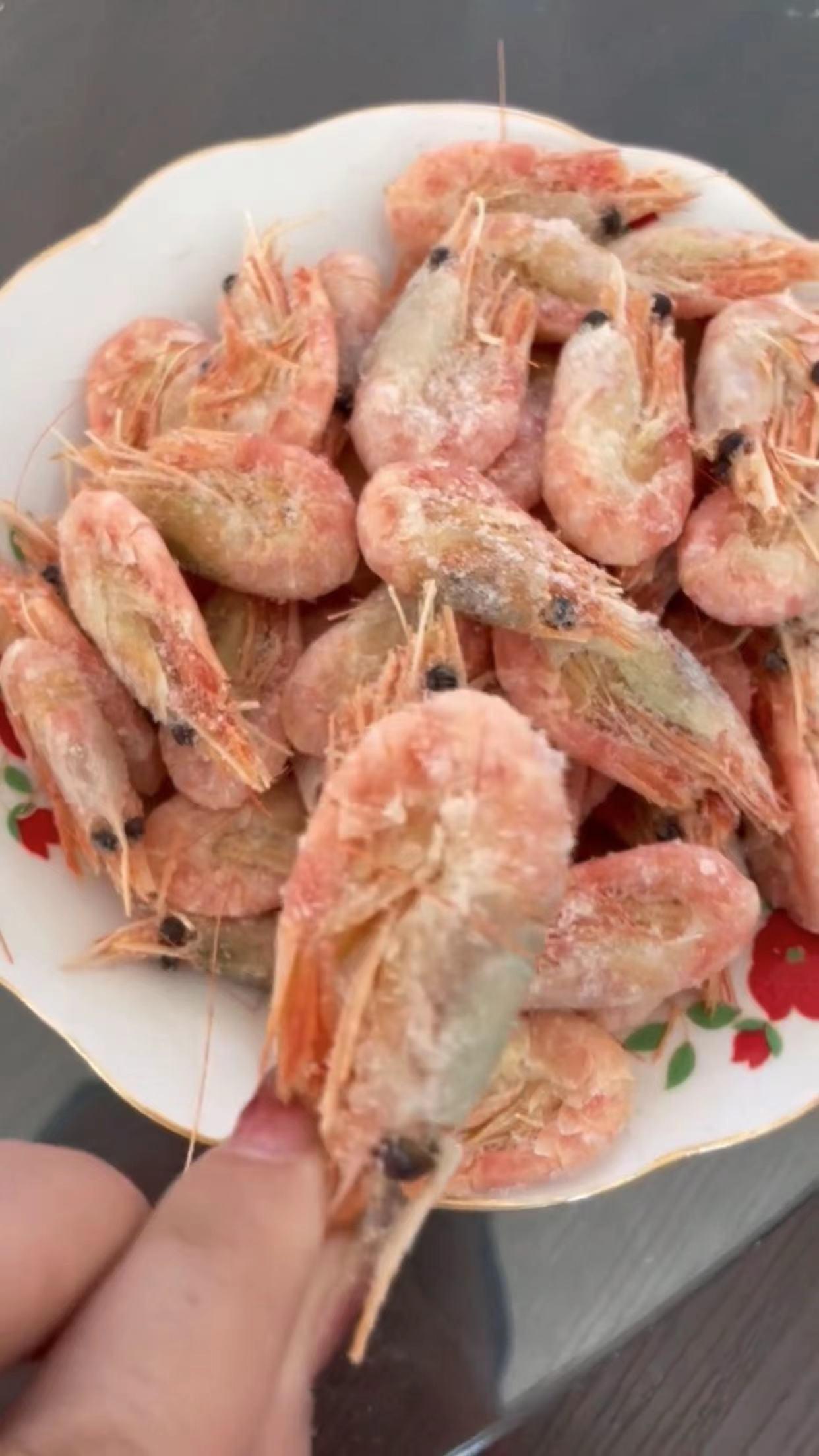 女子去做客，发现一盘带冰的大虾，不敢吃也不敢问，急坏网友