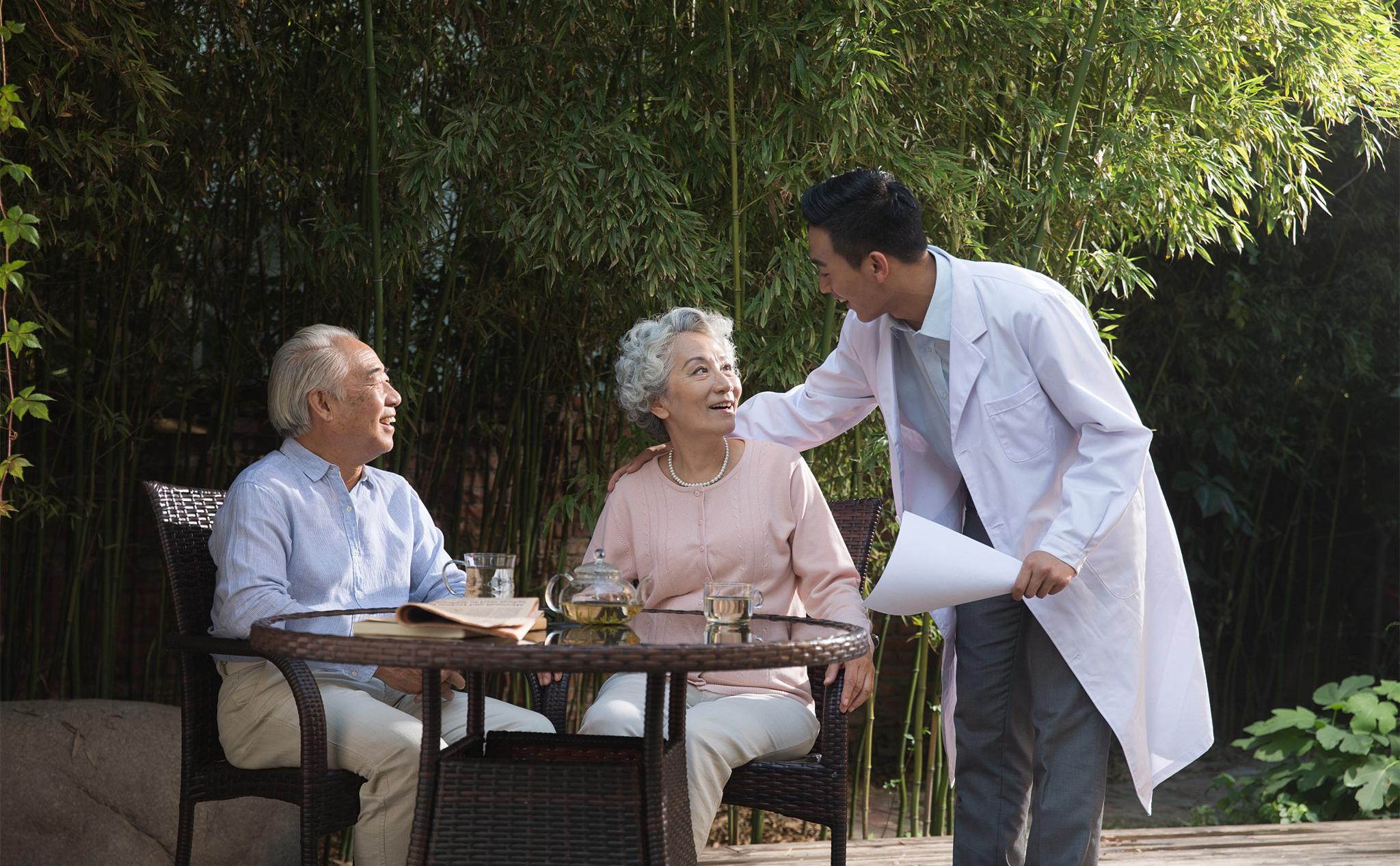 富婆爱上小20岁小鲜肉完整版,富婆迷恋小14岁帅哥