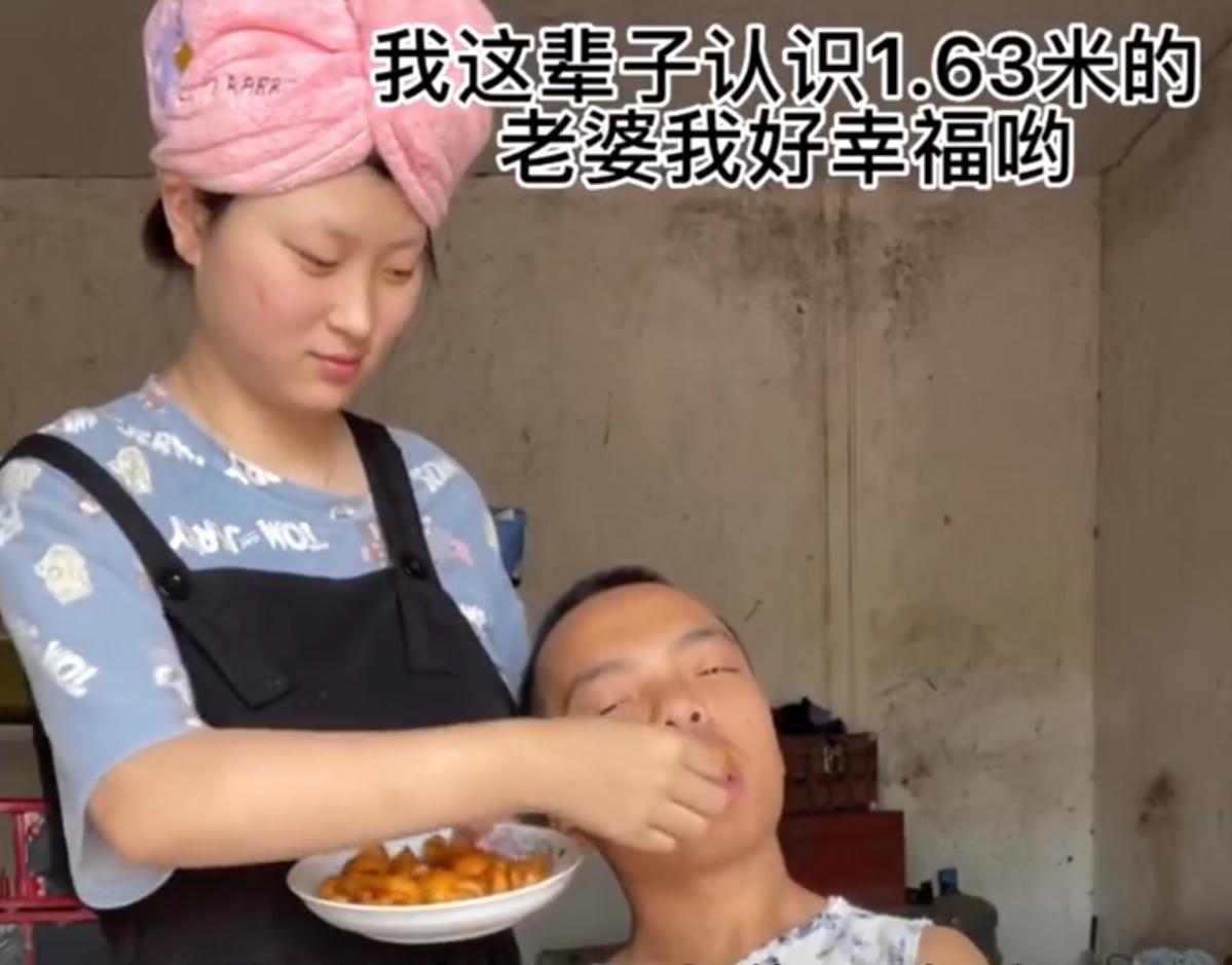 坚强的三口之家:现实版美女与野兽,肤白貌美小娇妻,嫁给袖珍男